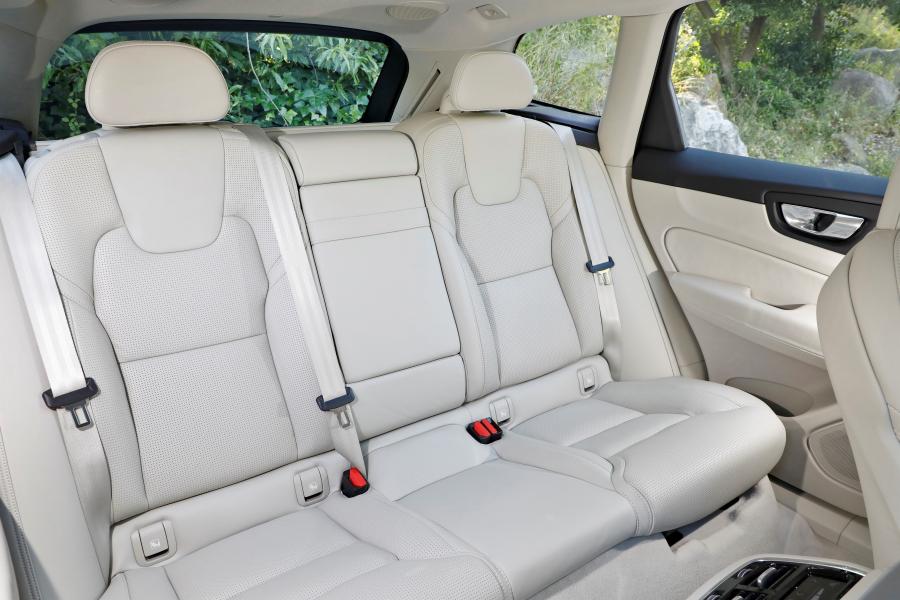 Интерьер Volvo XC60 D5 Inscription 2017 года  (WW) (фото 30 из 42)